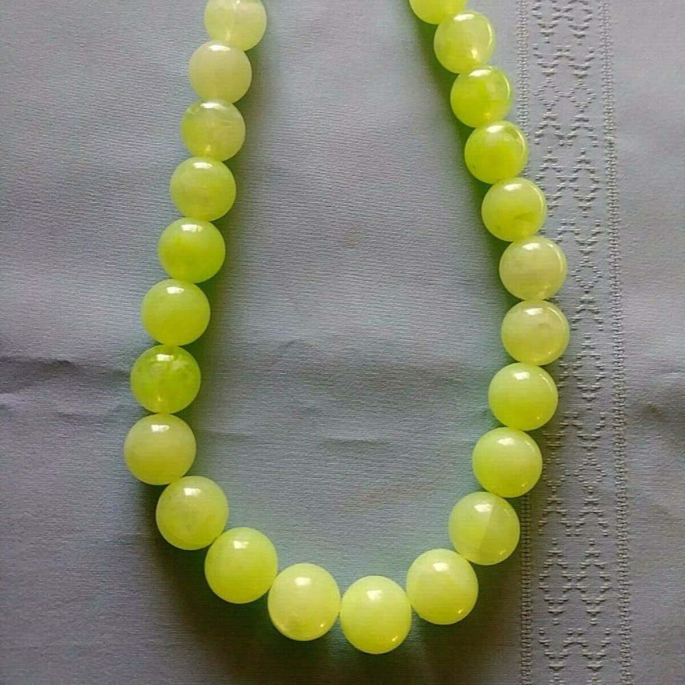 Vintage 60s Chunky Lucite Neon Green Necklace